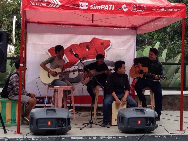 BeFunNColorful's tweet photo. Sakasada Ethnic Fusion Check sound buat #LoopALoozz Band Competition.. yg laen merapatttsss http://t.co/ViYa2Beg8a