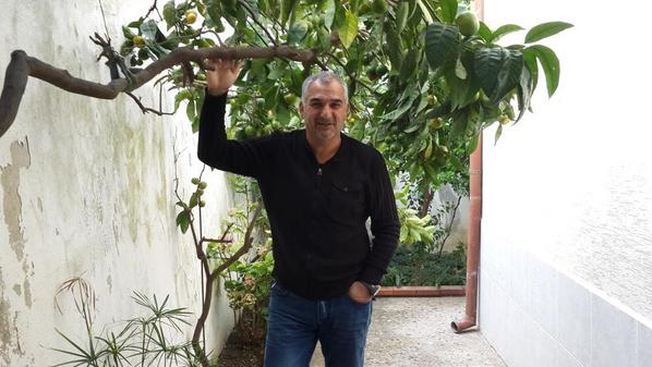 OncelERKAN's tweet photo. Mandalina ağacı altında. .! http://t.co/izby1nHPzh