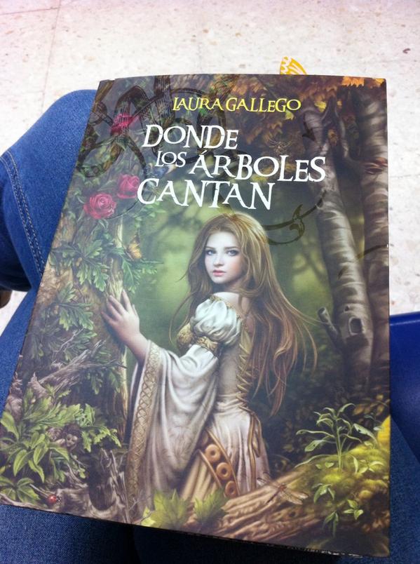 lunnaris91's tweet photo. En la sala de espera del hospital con la mas fiel compañia @_LauraGallego http://t.co/mozBgxvMeR