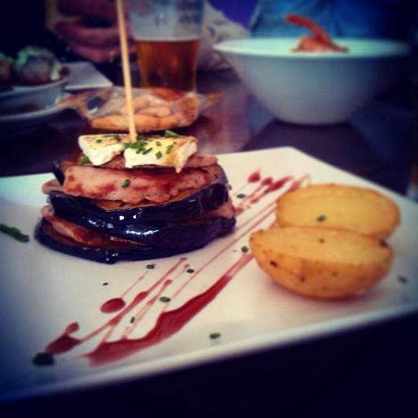 Juampe_1907's tweet photo. Milhoja d solomillo,berenjena y queso de cabra, en @crocusgastrobar. @sevilladetapas #Gastrobar #Sevilla #tapas http://t.co/Yf5HWoGhrt
