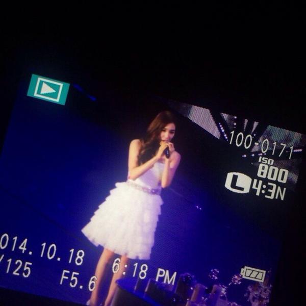 [PIC][17-10-2014]SNSD khởi hành đi Thượng Hải – Trung Quốc để tham dự "SMTOWN LIVE WORLD TOUR IV IN SHANGHAI" vào tối nay - Page 2 B0OYBU4CAAAXaAm