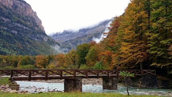 aquilatierratve's tweet photo. ¡Precioso! RT @RavenCT78: @aquilatierratve @jacobpetrus_tve #Otoño en el Parque Nacional de #Ordesa y Monte Perdido. http://t.co/8fGlP1JrnK