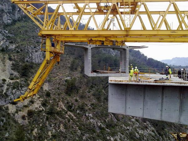 Placement of concrete segments in the viaduct of Alcoy