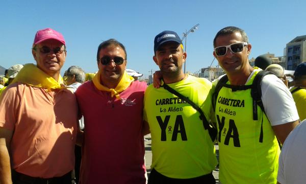 UPYDCanarias's tweet photo. Desde Las Canteras @JLGarciaMorera y @carlosjimenezc con los compañeros de UPyD en La Aldea por una carretera digna http://t.co/OHB27io0h4