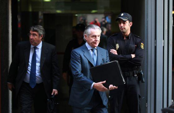 el_pais's tweet photo. El límite de las #tarjetasblack Caja Madrid eran 600 euros al mes hasta que llegó Miguel Blesa http://t.co/mU47Ya41TK http://t.co/AiqFxdUICl
