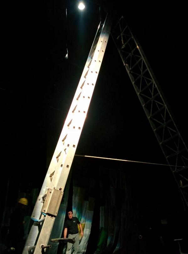 Toño Camacho y Kike Chueca dirigiendo los focos para Perdidos en #NuncaJamas en el Auditorio Pilar Bardem.