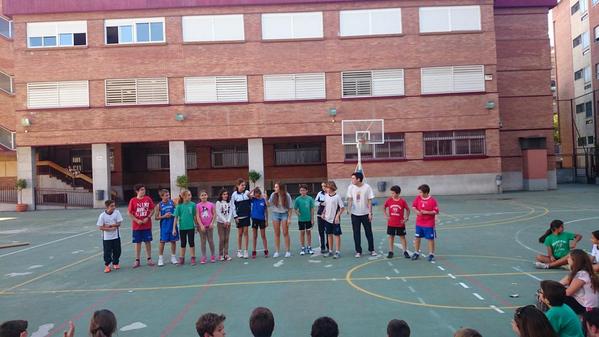 AnimatorsGA2's tweet photo. "Porque la mejor forma de hacer amigos y pasarlo bien, es quitarse la vergüenza." http://t.co/pt9Vh5HI9N