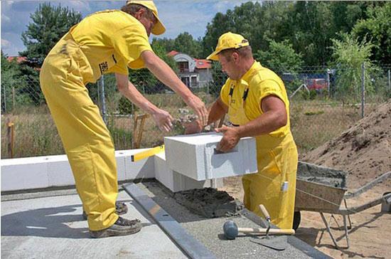 Первая кладка газоблока. Первый ряд газобетона. Первый ряд газобетонных блоков. Укладка первого ряда газобетонных блоков. Кладка газобетона первый ряд.