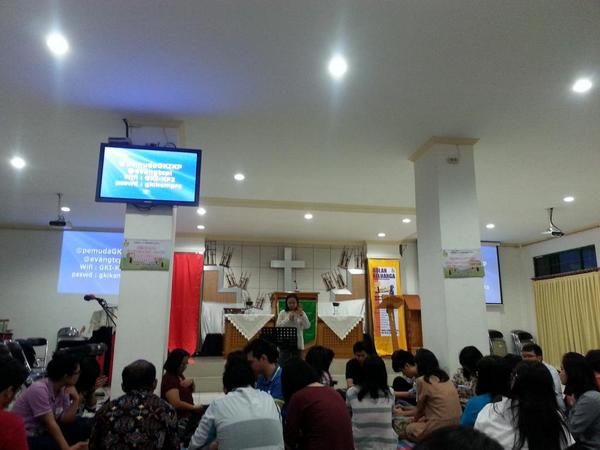KPLayur's tweet photo. Temen2 pemuda yg hadir dibagi menjadi 6 kelompok utk memikirkan kondisi apa yg nyaman bagi org lain dg masing2 peran. http://t.co/njP1PJSmhp