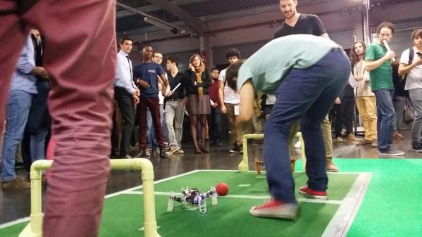 RobotCampus's tweet photo. @iutInfoBdx @greg_war Grégoire en arbitre de matchs Robots Wars passionné pour matchs passionnants :-) #SDBX4 #robots http://t.co/auGxjdgd6X