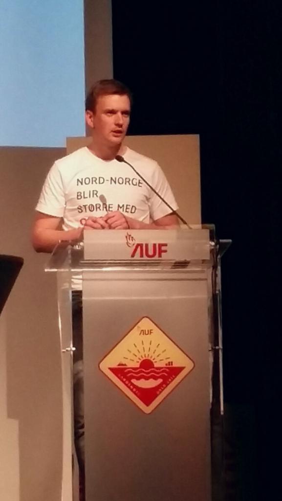 AUFiTroms's tweet photo. Leder i AUF i Troms og innstilt som nytt sentralstyremedlem @tormbt utfordrer Jonas på klima i Nordområdene! #AUFLM http://t.co/R5tUQVija0