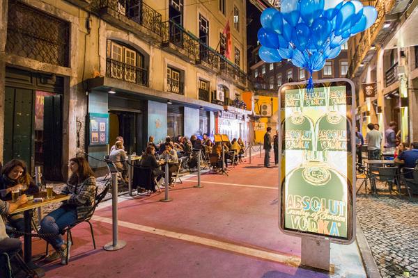 ABSOLUT_pt's tweet photo. No dia 10 a #PinkGallery recebeu Andy Warhol através de Ricardo Mealha e da Absolut #WarholEdition! Estiveste lá? http://t.co/MIIdlk42Ye