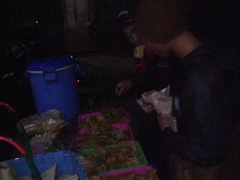 MMCfm's tweet image. Malam ini di halam studio ada angkringan lho #MuncakMerapi2014 @jalinmerapi @pasagmerapi @budhihermanto