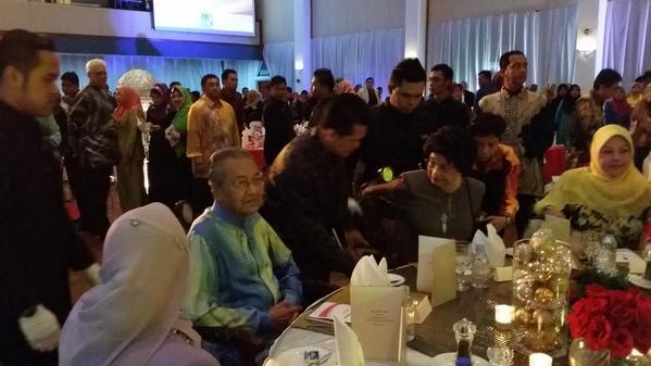 anandkl's tweet photo. Convocation Dinner With Distinguished Tun Dr Mahathir. Feeling Honoured #UTPCLASS2014 http://t.co/JybhQhnwjR