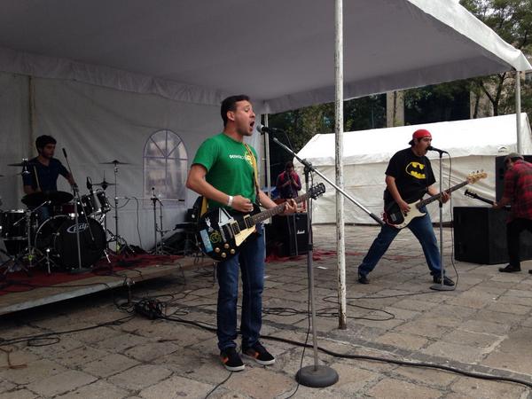 fiscumfestival's tweet photo. ya está @nonuncaolvides en el escenario de #F14DF #sehaceruido http://t.co/OB85kiRHjn