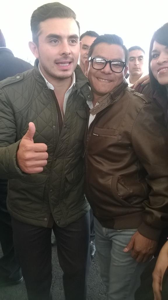 Adolfopiedra's tweet photo. Con el buen @RAFAELVALLES aqui en la reunión de #MunicipioJoven presente el Estado de Durango http://t.co/x0FVXorUm5