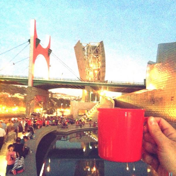 chamuman's tweet photo. #passtheredcup @Bilbao http://t.co/Ek4uIYNULf