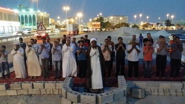 ALWEFAQ's tweet photo. 🔹مواطنون لحظة القنوت خلال صلاة العشائين بمسجد العلويات الذي هدمه النظام - 18 أكتوبر 2014

#Bahrain 
#البحرين_تقاطع http://t.co/I0dLCS4MKq