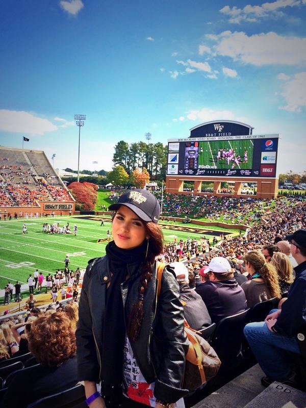 MaryMiranda95's tweet photo. Hey guys watch the @WakeFB Wake Forest Game on @FOXSports #WF #TAKES @takes watch me live on http://t.co/tSA1nyIvLU http://t.co/QYkSbHQmgI