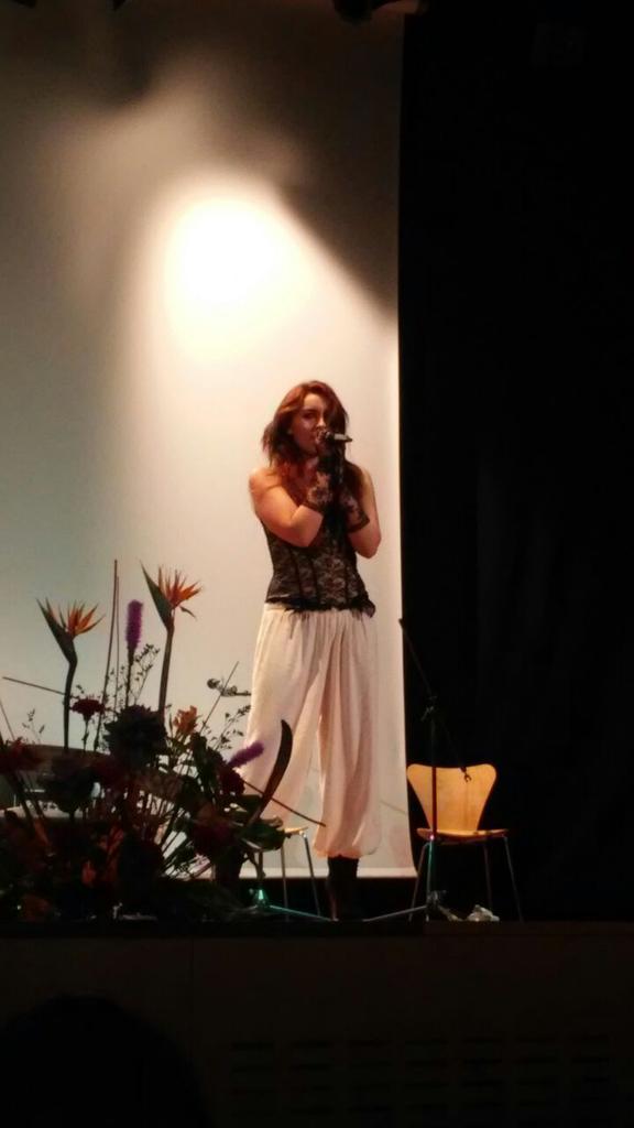 aisheaofficial's tweet photo. Momento de mi actuación en el primer pase en el Auditorio Calatrava. http://t.co/Ns7kdpxakN
