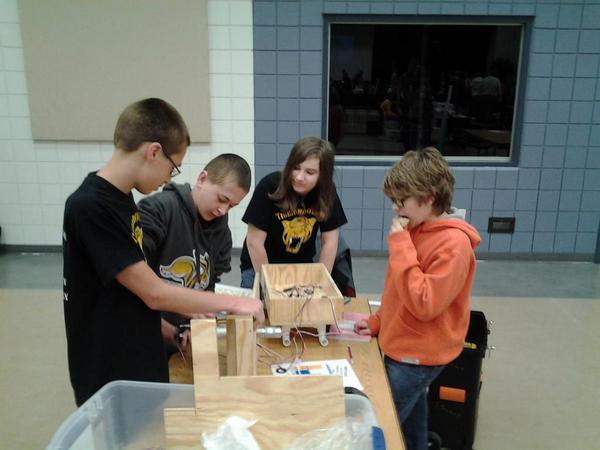 Wraithleader1's tweet image. Saturday and hard at work on the bot #tigerrobotics #hsms #bestrobotics