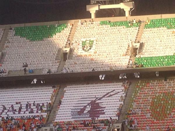 ith3sham's tweet photo. الان الرابطة في اقتربو من اكمال التيفو والآن يتم وضع "شعار القطرية" بداية الفخامة 4 😍💚
#الأهلي #الملكي 
#الاهلي_النصر http://t.co/58sptcFF6Y