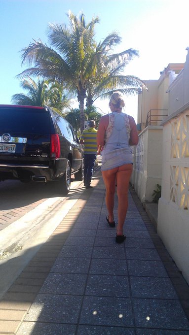 Hubby picked out my outfit for a walk out to the beach for some breakfast http://t.co/VyNKseEkBJ