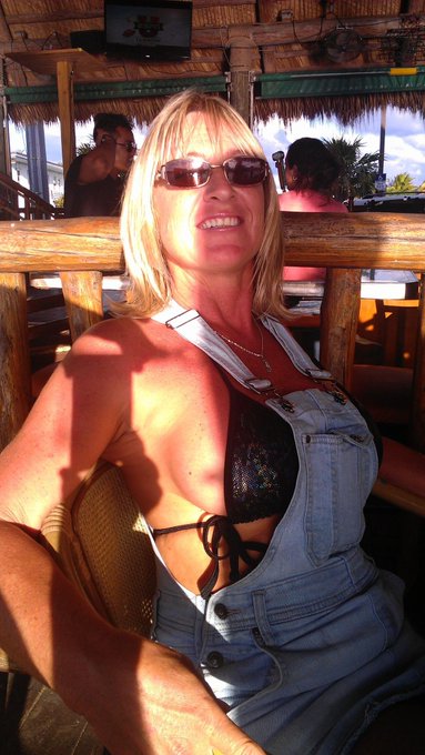 Hubby picked out my outfit for a walk out to the beach for some breakfast http://t.co/VyNKseEkBJ