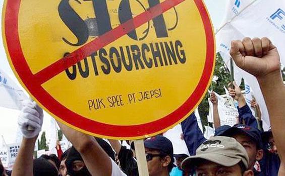 BEMUI_Official's tweet photo. 10 Juta itu angka yg lumayan lho! Semoga 10 jutanya bukan outsourcing ya. Ntar demo2 buruh makin meluas! #YangKe7 http://t.co/UpFGSZWSuF