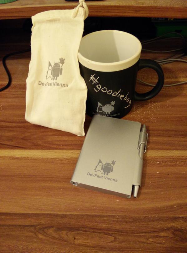 ShTeng's tweet photo. Awesome talks (e. g. from @FlatoutTech's Michi), nice #GoodieBag (with a shirt) and free pizza and drinks! #DevFest http://t.co/Qq9kaddD7A
