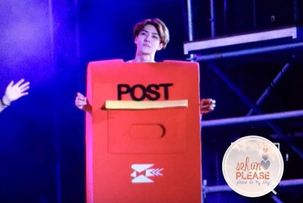 SEHUNPLEASE's tweet photo. 141018 빨간 우체후니ㅋㅋㅋ 미치게 귕엽다진짜ㅋㅋㅋ http://t.co/iFjFz2waAj