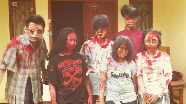 Hai tweeps, ini nih anak2 zombie kemaren yg abis on the road di acaranya #KarnivorUndeadCage