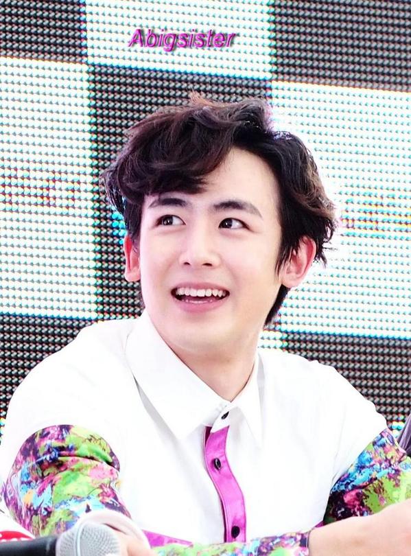 nikunhvj's tweet photo. “nichkhunplanet: 141010 Nichkhun at Bangkok Hi Touch Event -- by Abigsister http://t.co/ZzhnwCIswy”