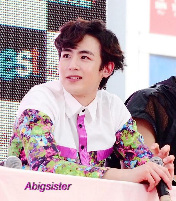 nikunhvj's tweet photo. “nichkhunplanet: 141010 Nichkhun &amp; Taecyeon at Bangkok Hi Touch Event (3) -- by Abigsister http://t.co/eJBoPdJhIW”