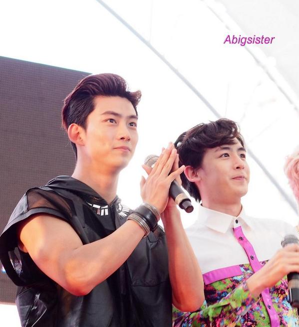 nikunhvj's tweet photo. “nichkhunplanet: 141010 Nichkhun &amp; Taecyeon at Bangkok Hi Touch Event (3) -- by Abigsister http://t.co/eJBoPdJhIW”