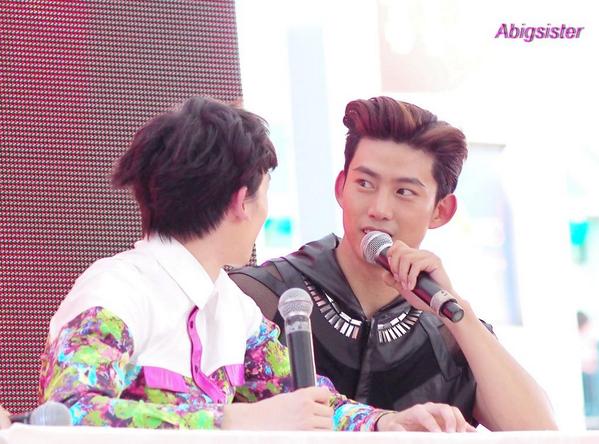 nikunhvj's tweet photo. “nichkhunplanet: 141010 Nichkhun &amp; Taecyeon at Bangkok Hi Touch Event (3) -- by Abigsister http://t.co/eJBoPdJhIW”