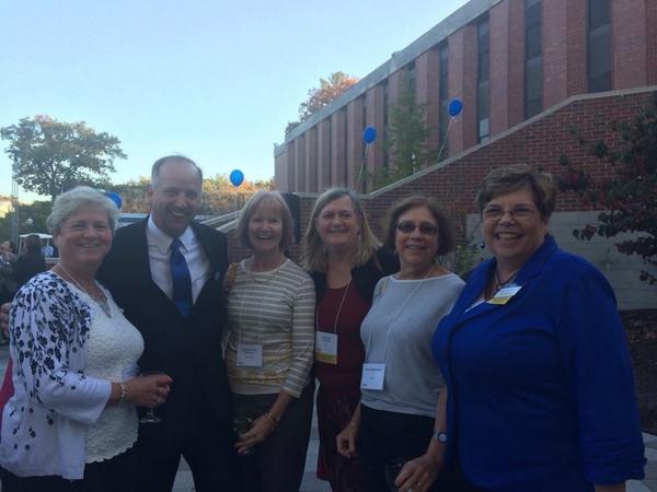 sallyarnlover's tweet photo. Woo Hoo. Class of 1977 with our new president at Wheaton! #WheatonPrez #wheatonma http://t.co/sssPRro2nt