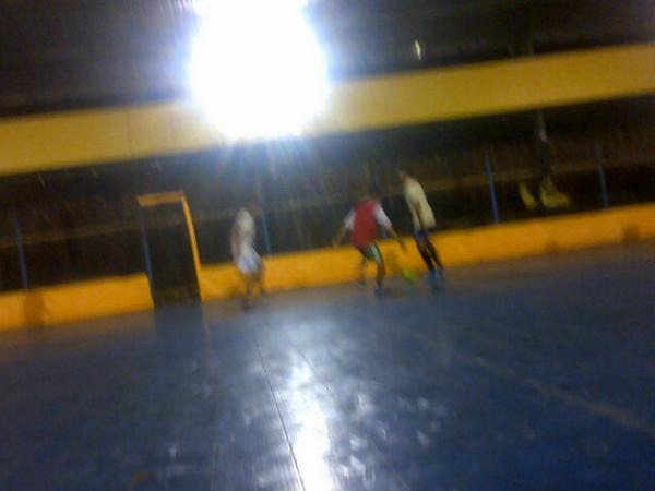 SatyaWidnyana's tweet photo. Ftsal sreng tmpal2 ASTAGA tag @madeinbayu @IGst_Angga @aguswiranata18 @Arya_Bawanta @aryapstya (At Gor kmpus C UNAIR) http://t.co/S39qh4H7vM