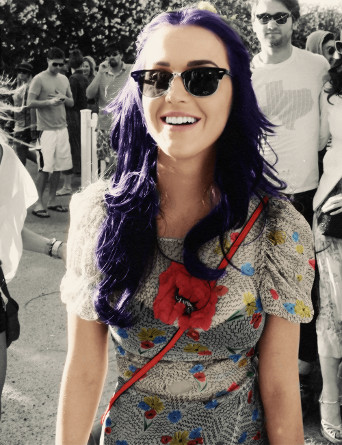 debnamslipzz's tweet photo. RT = 1 VOTE 
Do it for Katy Perry  @katyperry Artist Of The Year #AMAs http://t.co/77HY4ZncUK