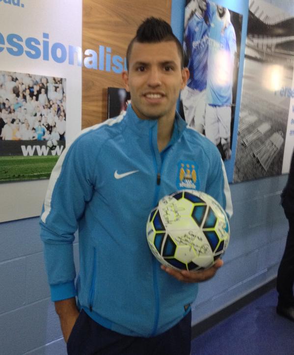 Simply_ManCity's tweet photo. Sergio Agüero membawa pulang bola saat v Spurs setelah berhasil cetak quattrick. Congrats! 👏👏 #mcfc http://t.co/FE9ZJBwrTq