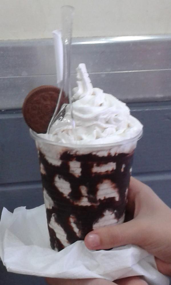 Poppa_Heladeria's tweet photo. Una clara invitación para endulzarte!!!

 #PoppaMerengada @Oreo http://t.co/xYWccze15c