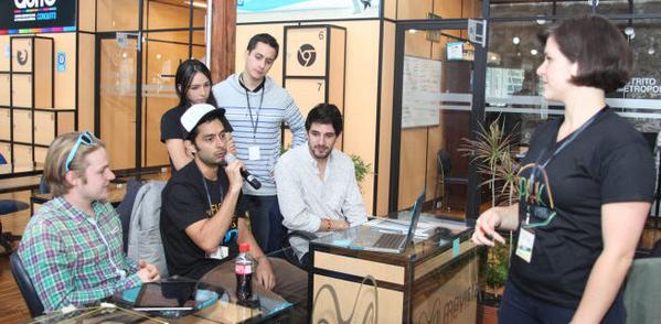 alejandrovaras's tweet photo. Los @ShapersGYE participando en #SparkQuito y aportando con los emprendimientos sociales - http://t.co/KMt0j99u46 http://t.co/AWomfz14Vl