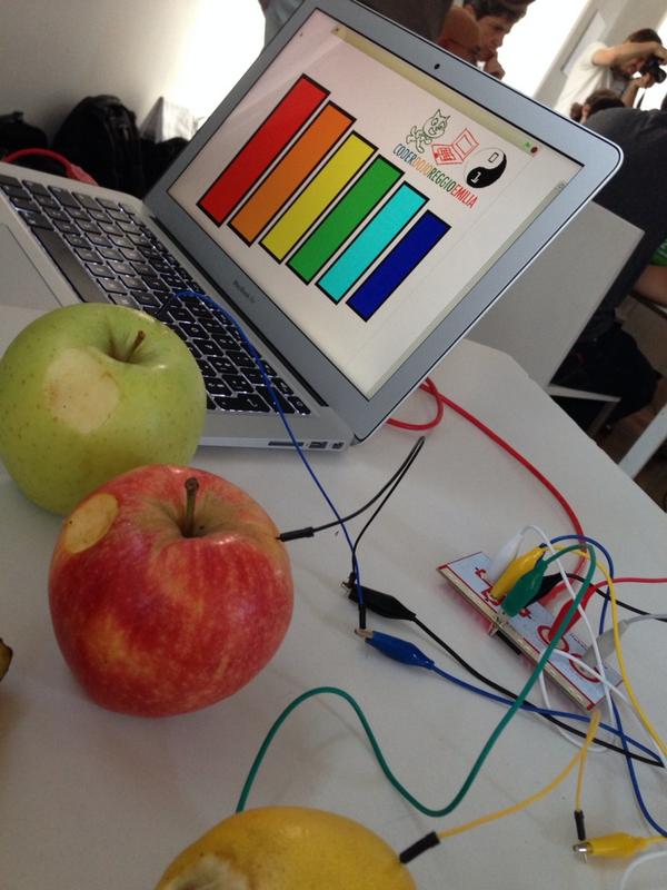 CoderdojoRE's tweet image. Con Scratch oltre ai videogiochi suoniamo la frutta #GFEWeek MT @buzz_on_i Con il makeymakey al #coderdojore