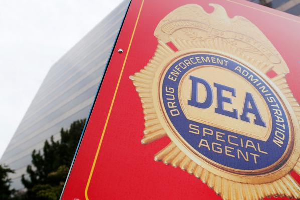 FoxNews's tweet photo. Facebook demands DEA stop using fake profile pages to conduct investigations http://t.co/1FXnlT820F http://t.co/mqnsqvxid0