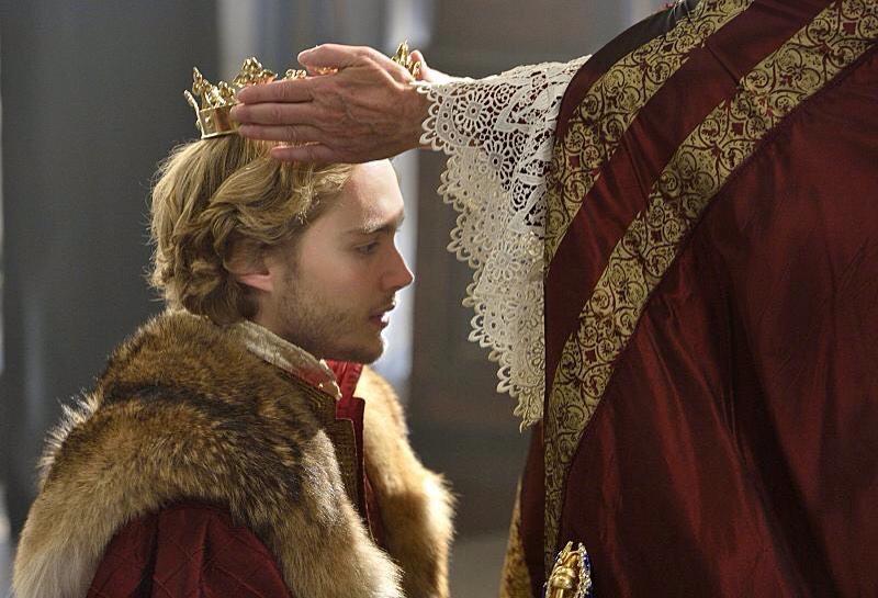 Happy birthday to the one & only, 
Toby Regbo !! long live OUR KING 