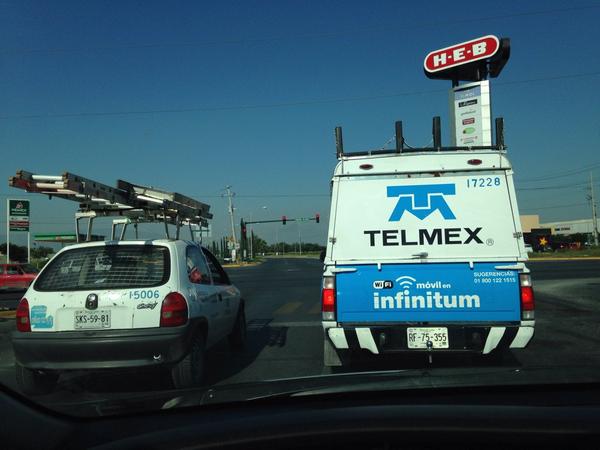 Cicmty's tweet photo. RT @George__Mty: Personal de Telmex jugando carreras y pasándose semáforos en la av. concordia @TELMEXSoluciona http://t.co/DzUE2rBIfQ