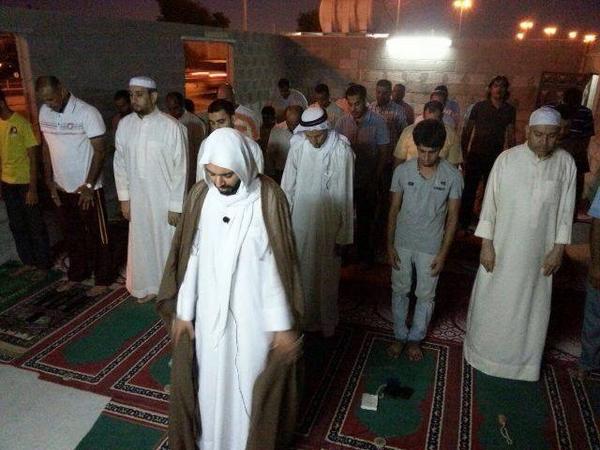 Malkiya_youth's tweet photo. الائتلاف: #ثورة_المحراب ستبقى مستمرّة..جانب من إقامة الصلاة في البقعة الطاهرة لمسجد عين رستان ببلدة #عالي #البحرين http://t.co/8x21GC8oSp