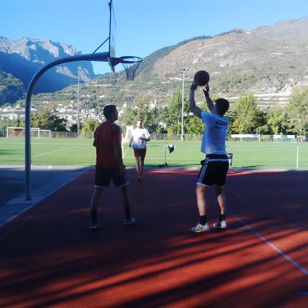steffen_s1's tweet photo. Hoy día de descanso y aprovechamos el fantástico tiempo del Valais para desconectar. Mañana volvemos a la nieve!! http://t.co/Y9wy7hbUm4