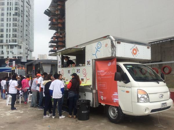 FoodtrucksDF's tweet photo. “@hecho_encasa: Presentes en #ucolor. La tradición de Coyoacán sobre ruedas. Quesadillas y hot cakes. @FoodtrucksDF http://t.co/pqcpbjvbsy”