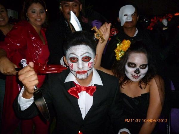 IrlandaVioleta's tweet photo. @carloscabrerag @PirataPlaya @StregaReal @dterror5k @YoAmoPlaya nosotros amamos disfrazarnos!!!! http://t.co/MsAsqp1qKI